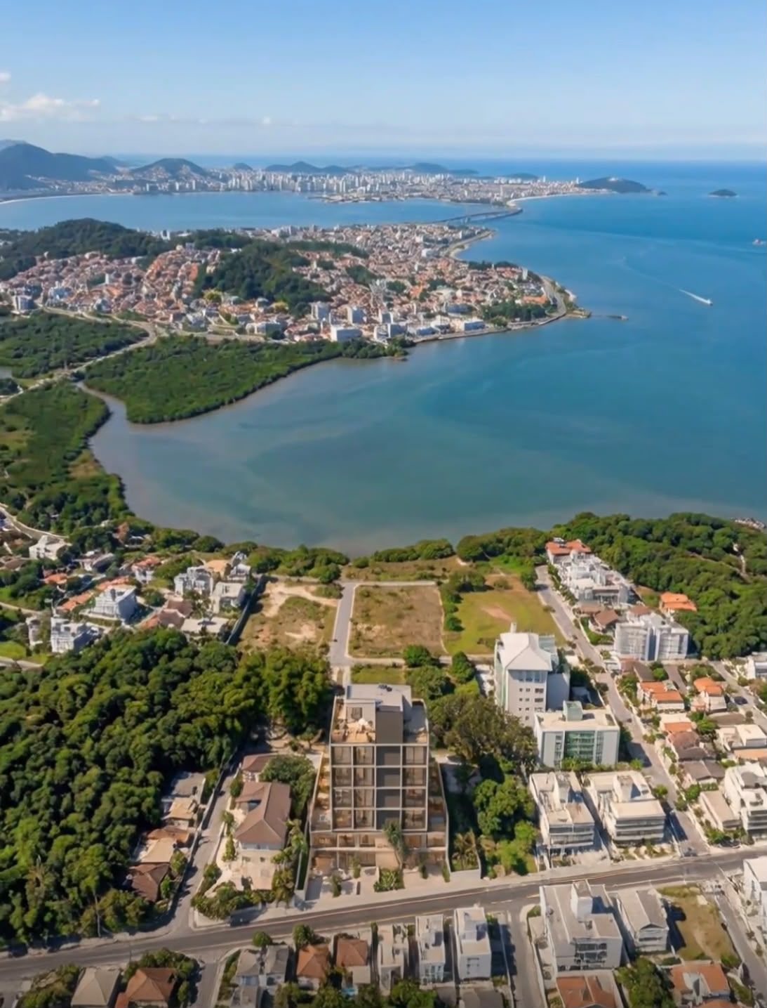 Vista aérea da baía em direção ao Serene